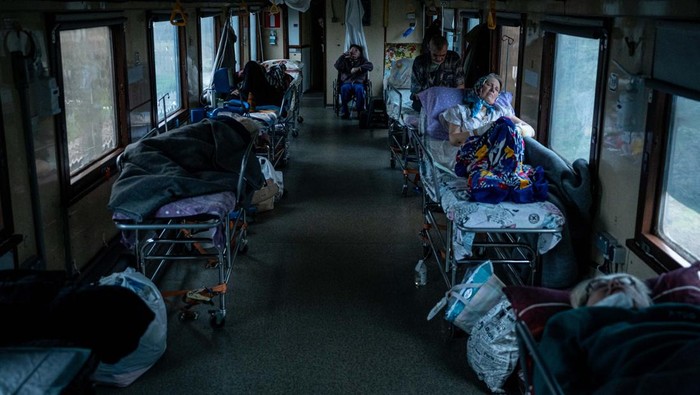 Suasana Kereta Darurat Saat Evakuasi Korban Perang di Ukraina POKROVSK, DONETSK OBLAST, UKRAINE - MARCH 28: Elderly travel at the evacuation train in Pokrovsk, Ukraine on March 28 2023. Since March 2022, Doctors Without Borders has medically evacuated hundreds of patients from war-affected areas in eastern Ukraine to hospitals at safer parts of the country. The war between Russia and Ukraine is harming civilians who are struck by heavy weaponry in their homes, shelters, and evacuation routes, according to the NGO. (Photo by Ignacio Marin/Anadolu Agency via Getty Images)