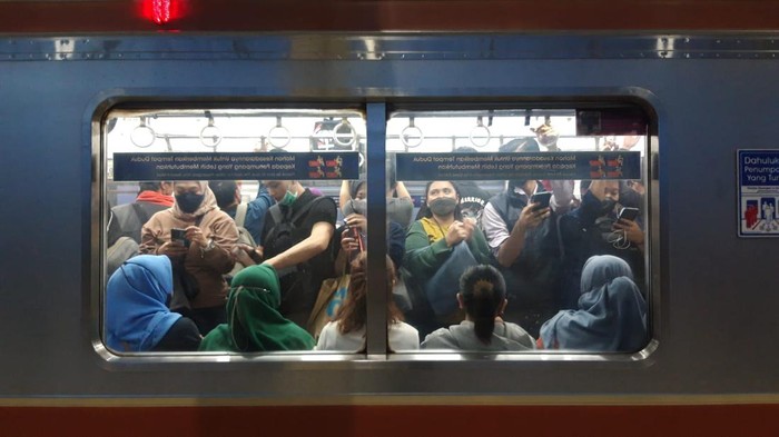 Suasana Stasiun Manggarai saat berbuka puasa (Magdalena-detikcom)