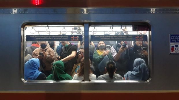 Suasana Stasiun Manggarai saat berbuka puasa (Magdalena-detikcom)