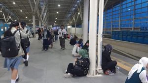 Cerita Pengguna KRL Menepi dari Hiruk Pikuk Manggarai Saat Buka Puasa