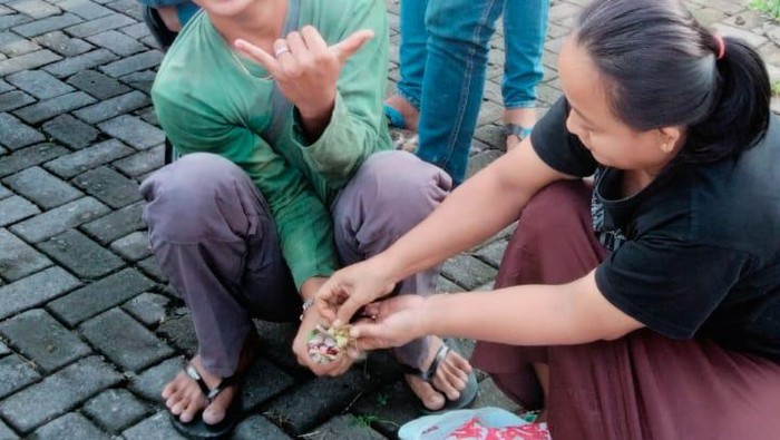 Suharni (48) atau Bu Thomas yang viral menaklukkan ular di Semarang, Jumat (31/3/2023).