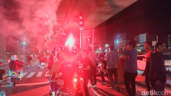 Suporter melakukan konvoi usai PSM Makassar mengunci gelar Liga 1 2022/2023.
