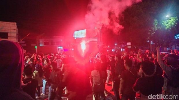 Suporter melakukan konvoi usai PSM Makassar mengunci gelar Liga 1 2022/2023.