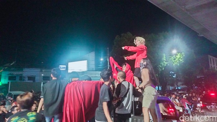 Suporter melakukan konvoi usai PSM Makassar mengunci gelar Liga 1 2022/2023.