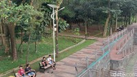 Saat Ramadan ini, sepertinya banyak pengunjung yang menghabiskan waktu menunggu berbuka alias ngabubuit di taman, sembari bersantai bersama teman-teman.