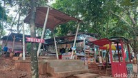 Juga ada beberapa kedai mmakanan dan minuman tetap buka di taman. Bisa nih jadi pilian bila traveler ingin berbuka di taman.
