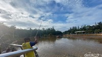 Lanjut berkeliing taman, terlihat beberapa orang bapak-bapak melemparkan pancingannya ke arah aliran sungai.