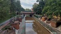 Namun tenang saja, traveler yang ingin ngabuburit bersama keluarga di sini bisa banget. Kawasan pedestariannya masih bisa dinikmati kok.