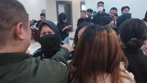Pecah Tangis Relawan Saat RSDC Wisma Atlet Resmi Ditutup