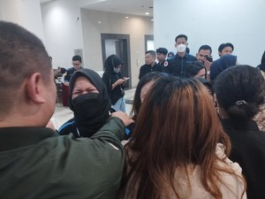 Pecah Tangis Relawan Saat RSDC Wisma Atlet Resmi Ditutup
