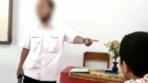 Tangkapan layar video guru dan siswa SMKN 1 Klungkung cekcok berujung duel saat ujian.