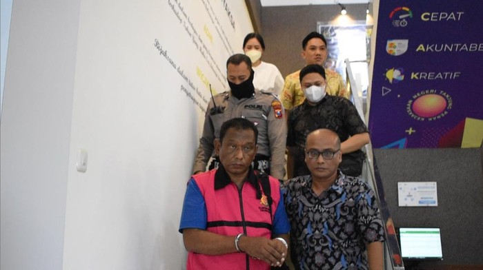 Tersangka S saat diamanakan di Kejari Tanjung Perak Surabaya
