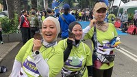 Tike rajin berolahraga dengan berjalan kaki 30-45 menit sehari. Ia juga mengikuti lari maraton sejauh 5 km hingga mendapat medali. (Foto: Instagram @tikeprie)