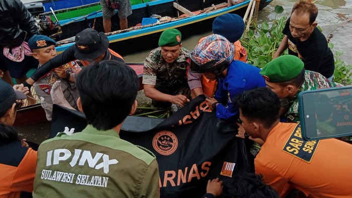 Tim SAR gabungan mengevakuasi jasad korban tenggelam di Wajo, Sulsel.