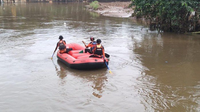 Tim SAR lakukan pencarian orang tenggelam di Kali Ciliwung Jaksel