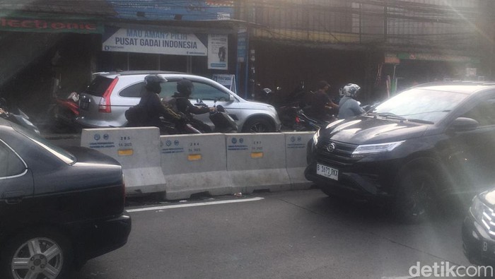U-Turn di depan Pasar Kramat Jati ditutup.