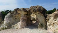 Bebatuan ini terbuat dari tuf vulkanik riolit, yang merupakan hasil dari aktivitas vulkanik bawah laut.  