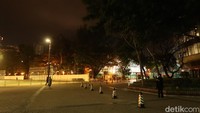 Di sisi lapangan masih ada area luas yang teduh oleh pohon. Tempat ini cukup populer untuk berpiknik. (bonauli/detikcom)