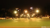 Di tengah-tengah ada lapangan bola. Biasanya warga suka main futsal di sini. (bonauli/detikcom)