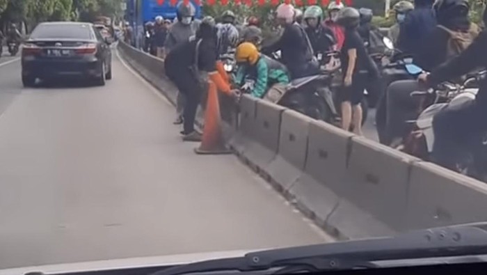 Viral Pemotor Nekat Bongkar Separator Jalur Bus di Slipi Jakbar (Tangkapan Layar)