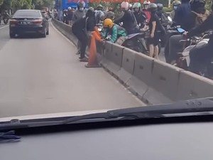Viral Pemotor Nekat Bongkar Separator Jalur Bus di Slipi Jakbar