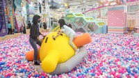 Playtopia ini juga yang terlengkap dengan aktivitas permainan mulai dari berbagai jenis perosotan, kolam bola dan kolam pasir yang lebih luas, area gymnastics,permainan interaktif, trampoline, wall climbing, dll.   