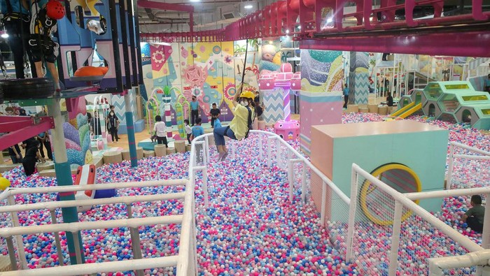 Wahana Bermain Ini Cocok Buat Ngabuburit Bareng Anak Sejumlah anak bermain di Playtopia di Lippo Mall Puri 1, Jakarta Barat, Kamis (30/3/2023). Playtopia di Lippo Mall Puri 1 ini merupakan Playtopia terbesar dengan luasan area hampir 4000 M2.