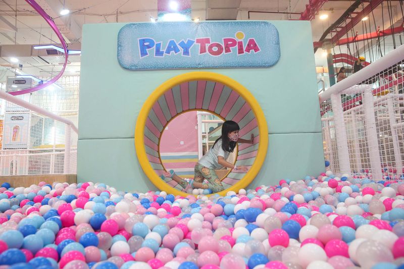 Sejumlah anak bermain di Playtopia di Lippo Mall Puri 1, Jakarta Barat, Kamis (30/3/2023). Playtopia di Lippo Mall Puri 1 ini merupakan Playtopia terbesar dengan luasan area hampir 4000 M2.