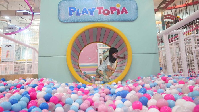 Wahana Bermain Ini Cocok Buat Ngabuburit Bareng Anak Sejumlah anak bermain di Playtopia di Lippo Mall Puri 1, Jakarta Barat, Kamis (30/3/2023). Playtopia di Lippo Mall Puri 1 ini merupakan Playtopia terbesar dengan luasan area hampir 4000 M2.