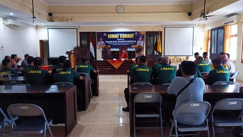 Warga Tuban mengeluhkan aksi balap liar yang kerap terjadi di pertokoan Tuban Plaza. Keluhan itu disampaikan ke Kapolsek Kuta.