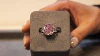 Rekor harga lelang tertinggi yang pernah ada untuk batu semacam itu dipegang oleh CTF Pink Star, yang dijual seharga USD71,2 juta atau sekitar Rp1 triliun di Hong Kong pada 2017. Berlian Williamson Pink Star, yang dijual seharga USD57,7 juta atau sekitar Rp850 miliar  pada tahun 2022 memegang rekor harga tertinggi per karat, hampir USD5,2 juta atau Rp75 miliar.