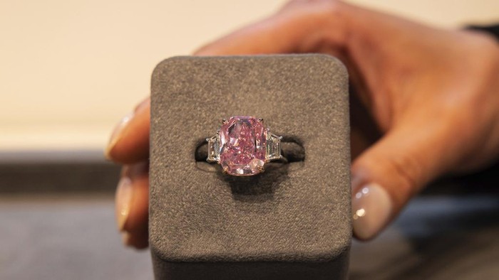 Wujud Berlian Langka Eternal Pink yang Bakal Dilelang Rp 500 Miliar A woman shows a 10.57 carat pink diamond at Sotheby's, Monday, March. 27, 2023, in New York. The diamond, named The Eternal Pink, will be featured in Sotheby's Magnificent Jewels auction on June 8 and is expected to achieve in excess of $35 million. (AP Photo/Yuki Iwamura)