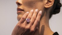Menurut Sothebys, batu 10,57 karat itu, yang ditambang di Botswana, sebanding dengan mahakarya seni tertinggi dan jauh lebih langka daripada Magritte atau Warhol.  