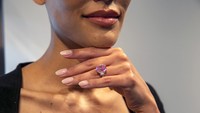 Berlian langka berwarna ungu kemerahan, yang disebut Eternal Pink akan dilelang oleh Sothebys sebagai bagian dari penjualan Magnificent Jewels di New York pada Juni. AP/Ted Shaffrey