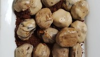 Mirip seperti batu, Chef Ben buat menu dessert yang satu ini terlihat seperti batu kerikil keras di atas tanah. Foto: Ben Churchill
