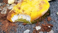 Es krim dengan pecahan beling ini ternyata bisa dimakan lho. Karena beling ini tidak tajam, melainkan terbuat dari permen gula yang manis. Foto: Ben Churchill