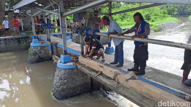 anak polisi hilang tenggelam di Dam Bayu