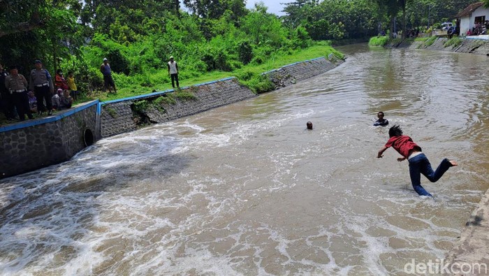 anak polisi hilang tenggelam di Dam Bayu