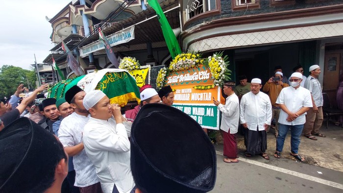 Anies Ikut Salatkan Jenazar Munahar Muchtar