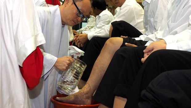 Apa itu Kamis Putih? Kamis Putih merupakan perjamuan terakhir Yesus dengan murid-murid-Nya sekaligus membasuh kaki mereka. Kamis Putih berkaitan dengan Paskah.