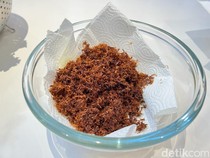 Cara Membuat Serundeng Kelapa yang Renyahnya Tahan Lama, Cocok Jadi Teman Makan