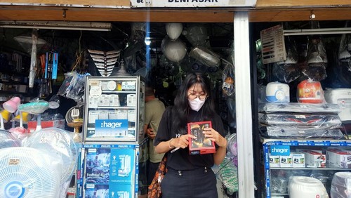 Warga Denpasar membeli STB, Sabtu (1/4/2023).