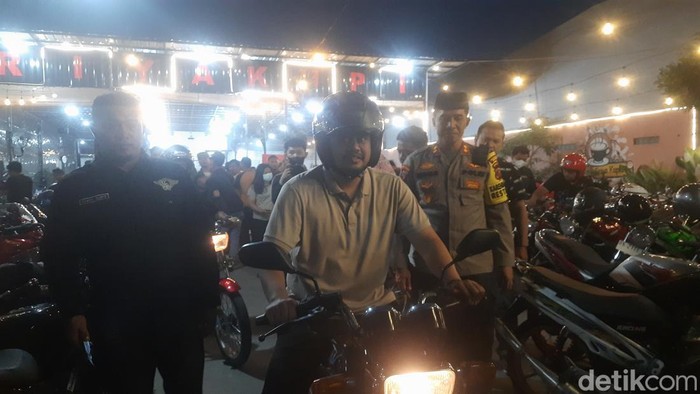 Bobby Nasution mengendarai motor 2 tak. (Raja Malo Sinaga/detikSumut)
