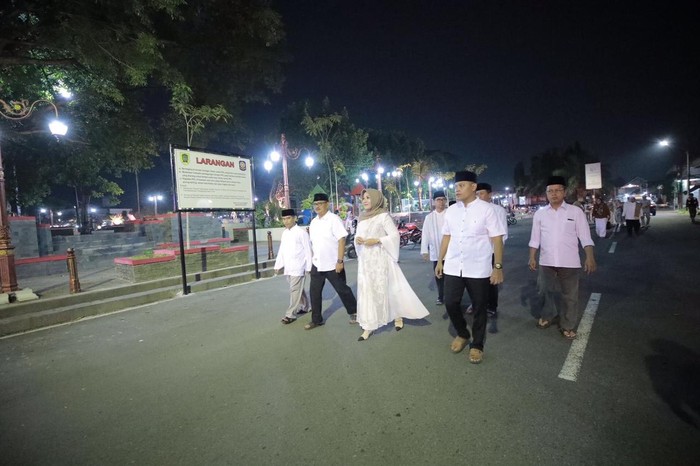 Bupati Klaten Sri Mulyani mengecek Alun-alun Klaten Jumat malam.