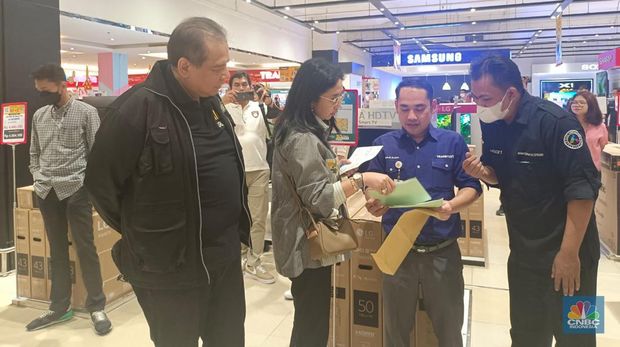 Chairman CT Corp Chairul Tanjung meninjau Midnight Sale Transmart Cempaka Putih, Jakarta, Sabtu, (1/4). (CNBC Indonesia/Martya Rizki)