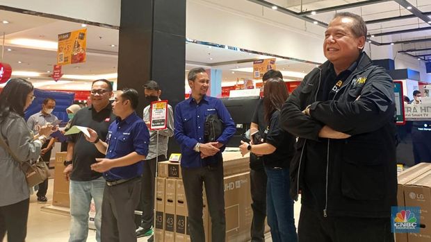 Chairman CT Corp Chairul Tanjung meninjau Midnight Sale Transmart Cempaka Putih, Jakarta, Sabtu, (1/4). (վ/Martya Rizki)
