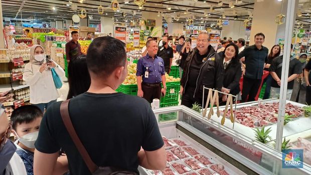 Chairman CT Corp Chairul Tanjung meninjau Midnight Sale Transmart Kota Kasablanka Jakarta, Sabtu, (1/4). (CNBC Indonesia/Ferry Sandi)