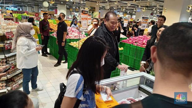 Chairman CT Corp Chairul Tanjung meninjau Midnight Sale Transmart Kota Kasablanka Jakarta, Sabtu, (1/4). (CNBC Indonesia/Ferry Sandi)