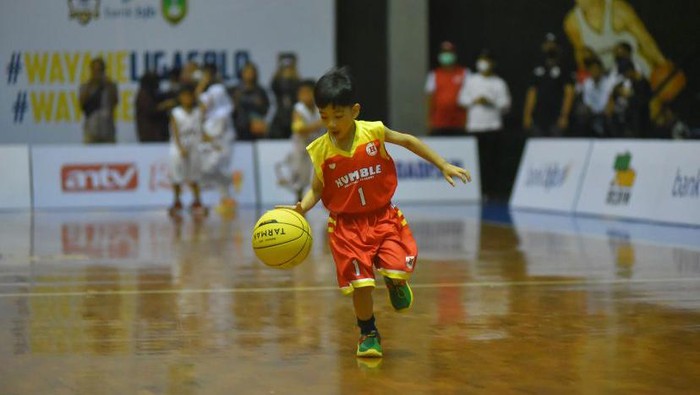 Cucu Presiden Jokowi Jan Ethes saat bermain bola basket. Cucu Presiden Jokowi Jan Ethes saat bermain bola basket.