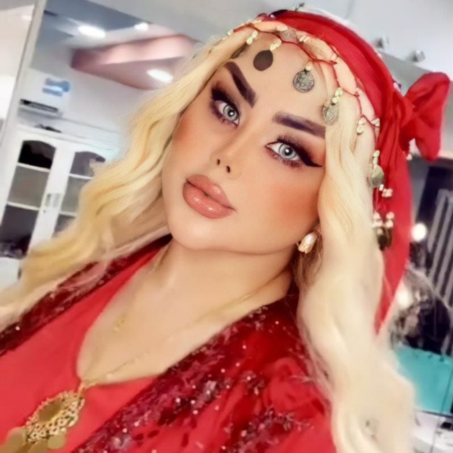 Demi mewujudkan obsesinya, wanita yang tinggal di Kota Baghdad, Irak, itu rela menjalani 43 prosedur kecantikan. Foto: Instagram/@dalia_naim1